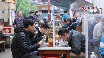 Mở cửa sau cách ly, quán ăn Hà Nội 'tung chiêu' dựng vách ngăn giọt bắn
