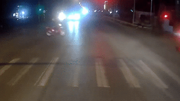 Ôtô vượt đèn đỏ, tông gục người phụ nữ rồi bỏ chạy