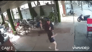 Trêu ghẹo nữ nhân viên, thanh niên nhận cái kết đắng