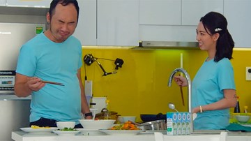 Thu Trang khiến chồng và con trai hoang mang khi vào bếp