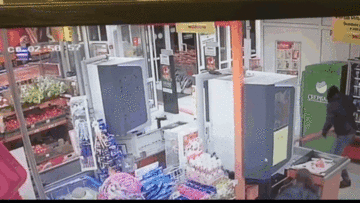 Nửa đêm, nhóm cướp dùng ô tô kéo đổ và khuân cả cây ATM