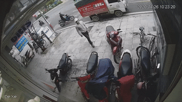 Mất xe trong chớp mắt vì quên rút chìa khóa