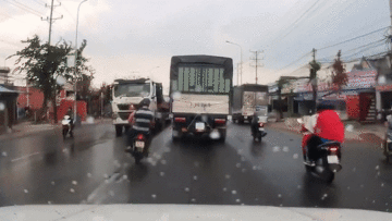 Vượt ẩu, 2 người đàn ông may mắn thoát chết thần kỳ trước đầu xe tải