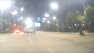 Chạy ngược chiều tốc độ cao, nam thanh niên bị xe tải đâm văng xa