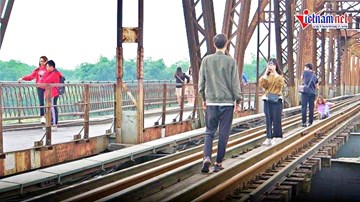 Nới cách ly: Nam thanh nữ tú tụ tập, trèo lan can vào cầu Long Biên sống ảo