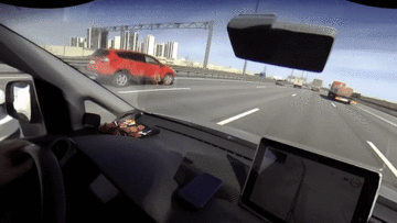 Phóng xe như bay, ôtô đâm vào xe tải tan nát