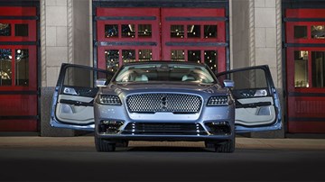 'Đột nhập' xưởng chế tạo siêu xe giả lớn nhất thế giới