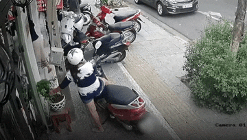 Người phụ nữ giả vờ nghe điện thoại, lấy trộm cây trước cửa hàng