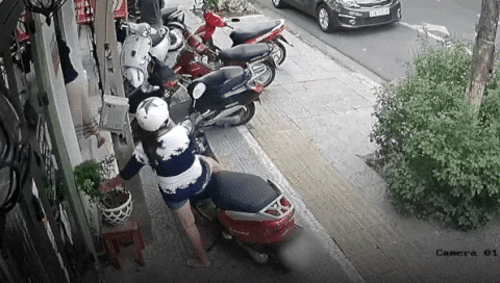 Người phụ nữ giả vờ nghe điện thoại, lấy trộm cây trước cửa hàng