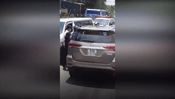 Lái xe cứu thương đòi ‘Xử’ tài xế ôtô 7 chỗ vì cố lấn làn