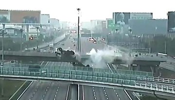 Container mất lái lao thẳng xuống đường từ trên cầu vượt cao 9m