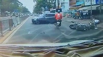 Ô tô tự tông dải phân cách khiến xe máy phía sau ngã văng xuống đường