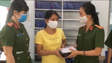 Đi làm thủ tục hành chính, quên gần 300 triệu ở trụ sở Công an