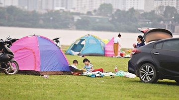 Đua nhau đi dã ngoại nghỉ lễ, tụ tập đông người 'quên' luôn Covid-19