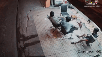 Nữ tài xế lao xe lên vỉa hè, húc văng 3 người đang ngồi uống nước