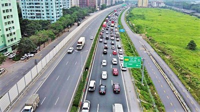CSGT căng dây phân làn đón hàng nghìn ô tô xếp hàng về Hà Nội