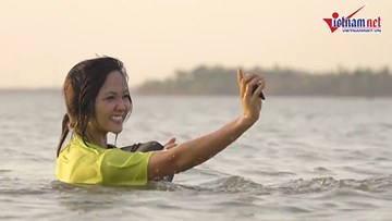 H'Hen Niê tự mình xuống sông mò trai, lạnh run rẩy vẫn hào hứng