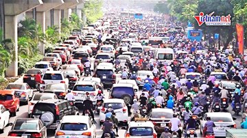 Đường Hà Nội đông nghẹt thở sau kỳ nghỉ lễ