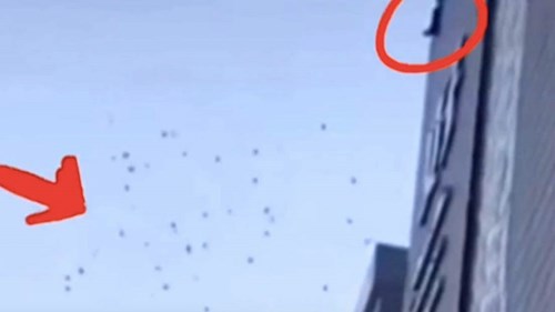 Bế tắc, một nam giới leo lên nóc nhà ném hàng trăm triệu xuống đất
