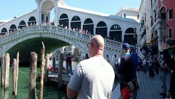 Dân Italia nhảy múa ăn mừng dỡ lệnh phong tỏa