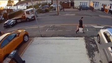 Va đuôi xe tải, xế hộp lộn nhào trên không, suýt rơi trúng người đi bộ