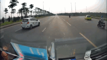 Xe tải lật nhào sau cú tạt đầu vội vàng của tài xế taxi