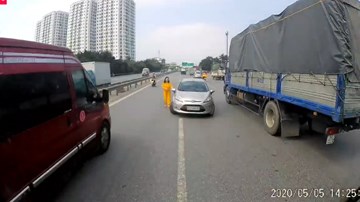 Xe con tìm mọi cách đi ngược chiều dù bị xe tải chặn đầu, nhắc nhở