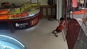 Cửa kính bất ngờ vỡ tan đổ sập lên người cháu bé