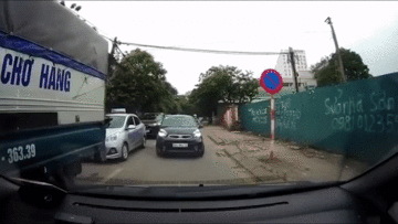 Chạy ôtô lấn làn và hành động sau đó khiến nhiều người ngao ngán