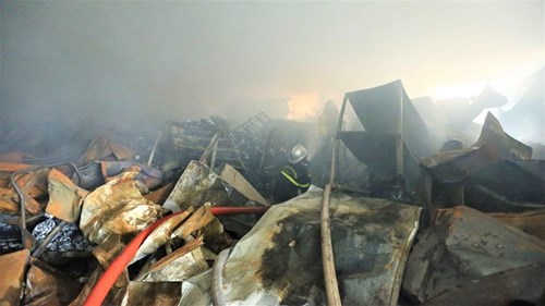 Hiện trường ngổn ngang vụ cháy 1.000 m2 nhà xưởng ở Hà Nội