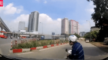 Cú 'đánh lạc hướng' của người đàn ông lái xe máy khiến tài xế ô tô 'bó tay'