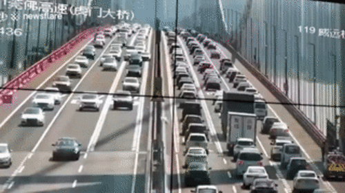 Cầu ở TQ bất ngờ 'rung lượn sóng', người đi lại hoảng hốt