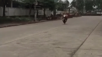 Hai nam thanh niên thể hiện bốc đầu xe máy và cú ngã đau đớn