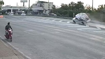 Xe bán tải 'diễn xiếc', đi bằng 2 bánh suốt đoạn đường dài không lật