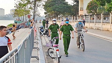 Bất lực trước tình trạng dân vượt rào xuống hồ Tây tắm