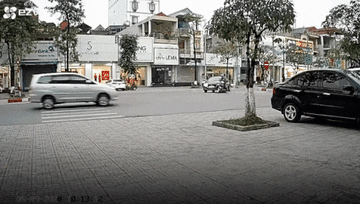 Ô tô gây tai nạn liên hoàn, đâm gãy cây trên vỉa hè
