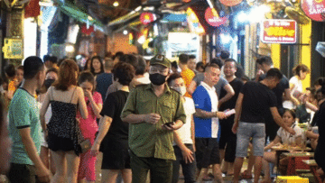 Hồ Hoàn Kiếm đông nghẹt thở, người dân rồng rắn xếp hàng mua kem