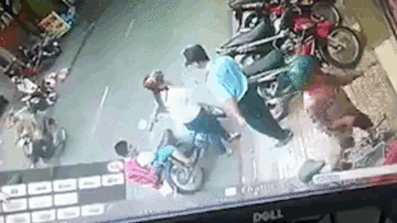 Dựng xe quên gạt chân chống, mẹ để con ngã xuống đường gây tranh cãi