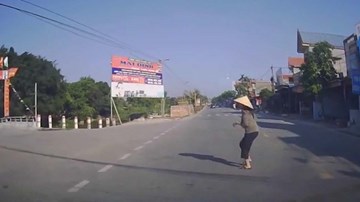 Người phụ nữ sang đường không quan sát và cú đánh lái kịp thời của tài xế