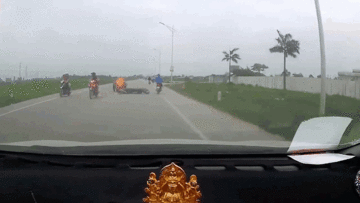 Xe máy chở theo xe bò bất ngờ trượt ngã, lao thẳng vào đầu ô tô