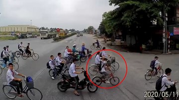 Video tài xế container dừng xe nhường nhóm học sinh băng qua QL5 gây sốt