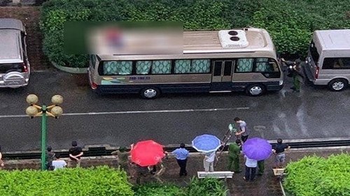 Rơi từ tầng 18 chung cư ở Tây Hồ, người đàn ông tử vong trên nóc ô tô