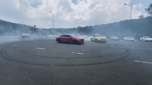 BMW M4 trổ tài drift tại Đà Lạt khiến người xem thích thú