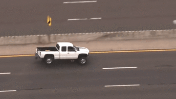 Xe bản tải lộn vòng trên đường rồi tiếp tục chạy trốn cảnh sát