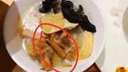 Đầu bếp nhà hàng bị bắt quả tang nhổ nước bọt vào thức ăn của khách