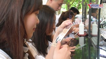 Du khách xúc động nhận quà tặng từ Di tích Hỏa Lò