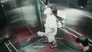 Khoảnh khắc kính cường lực bị thang máy kéo vỡ vụn suýt đè trúng người