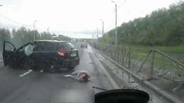 Ô tô vượt ẩu húc xe phía trước bay vào lan can đường cao tốc