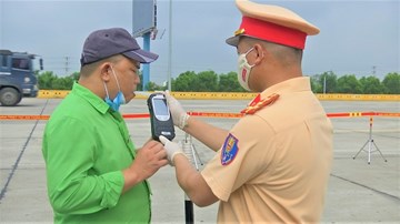 Từ 15/5: CSGT kiểm tra 4 loại giấy tờ, được yêu cầu dừng xe dù không có lỗi