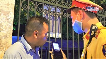 Tài xế nhậu say cố thủ trên xe, quyết không cho đo nồng độ cồn